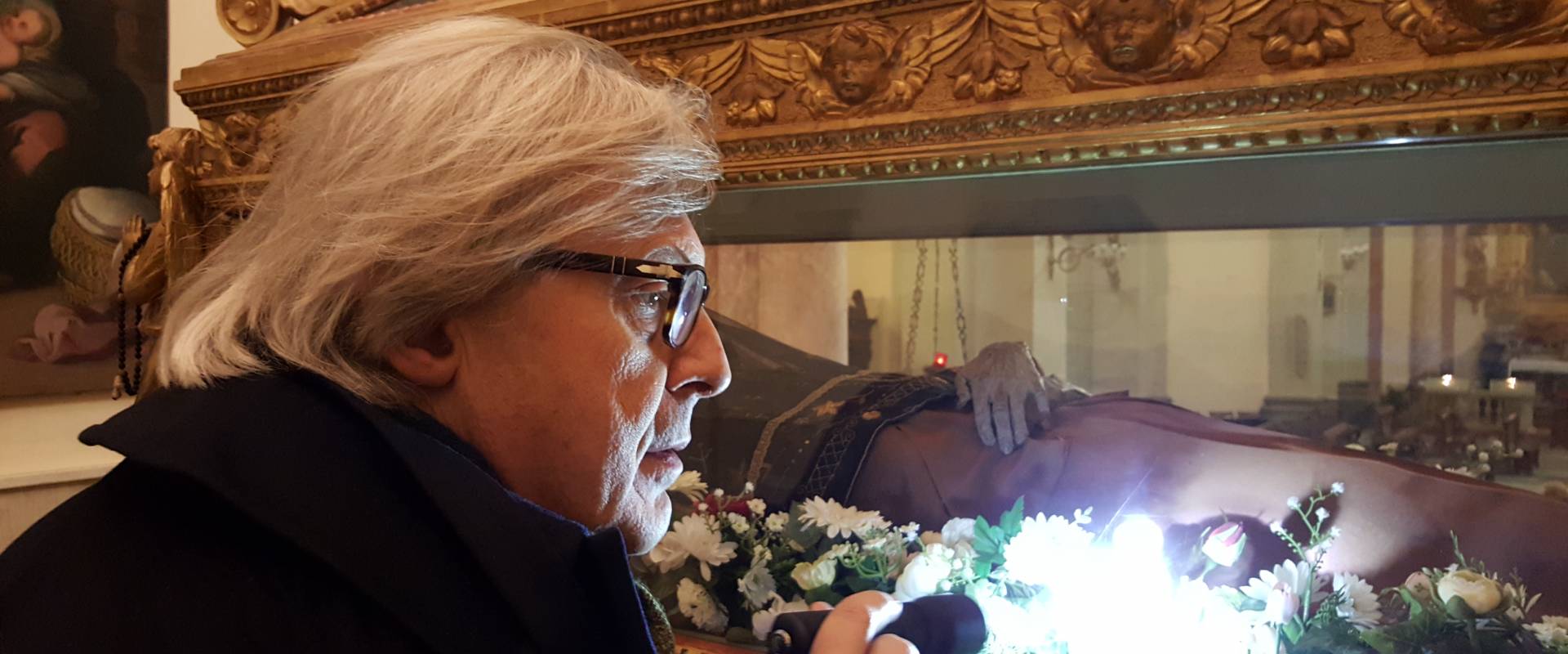 Vittorio Sgarbi guarda il corpo incorrotto di Santo Amato Ronconi photo by Marco Musmeci